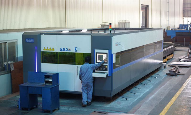 Milling machine for roll forming machine